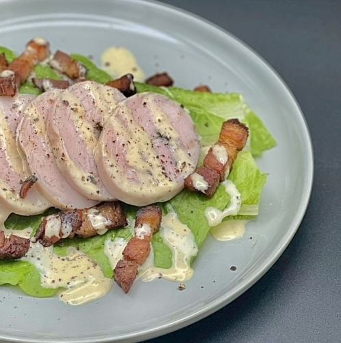 蒸し鶏とロメインレタスのシーザーサラダ