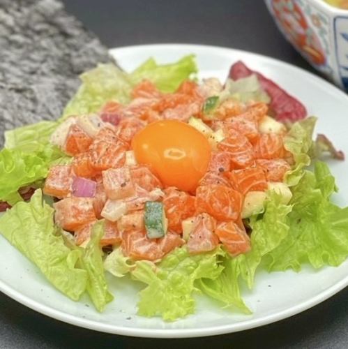 サーモンタルタルのユッケ