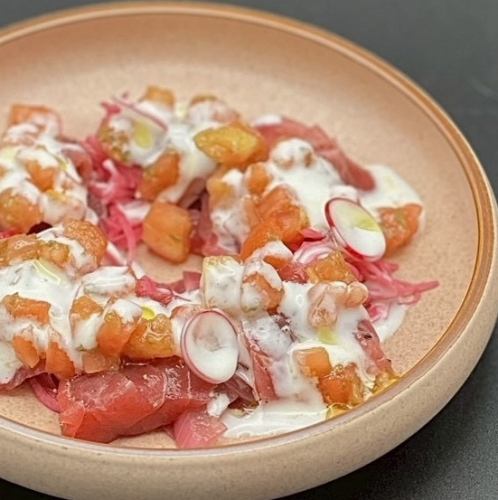 マグロと赤野菜のマリネ ヨーグルトソース