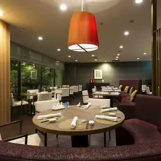 お庭を望むモダンで落ち着いた店内。円卓やゆったりとしたソファー席を備え、上質なひとときをお過ごしいただけます。