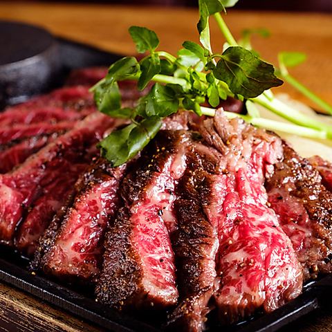 Juicy beef skirt steak grilled on an iron plate ♪ It is a signboard menu!
