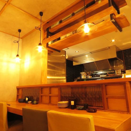 Enjoy delicious sake and food in a calm atmosphere with wood grain.
