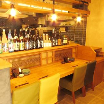 A counter that surrounds the open kitchen.A popular seat where you can experience a sense of presence.It's fun to see the unique bottles lined up ♪ It's also perfect for a date.[Kashiwa / Kashiwa Station / Seafood / Fish / Izakaya / Sushi / All-you-can-drink / Birthday / Date / Entertainment / Banquet / Year-end party / New Year's party]