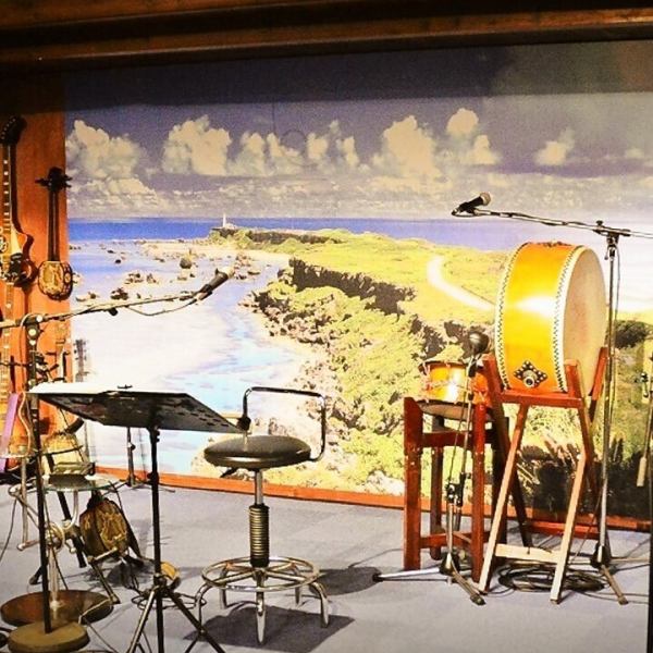 舞台上將呈現從沖繩民歌到宮古民歌和島嶼流行音樂等各種節目!出生於宮古的歌手真佐保將演唱島上最受歡迎的高速三弦歌。歌曲響起後,跳舞的人群自然而然地擴大了。為阿里乾杯,和你的朋友鄰居們一起慶祝吧!