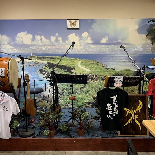 Tanmiya 的現場演出舞台以東平凪那崎為背景,東平凪那崎是保留了宮古島雄偉風貌的著名景點。即使你的旅途陰雨綿綿,來到這裡你仍然可以看到這個充滿活力的能量點。此外,還能欣賞精彩的現場三弦琴表演,讓你熱血沸騰!