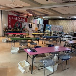 There are 60 table seats available.It can be adjusted to suit the number of people!