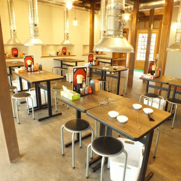 温かみのある店内は、店主こだわりの内装。テーブルごとの排煙設備もバッチリです。【焼肉/ホルモン/矢部/横浜線/相模原/いくどん】