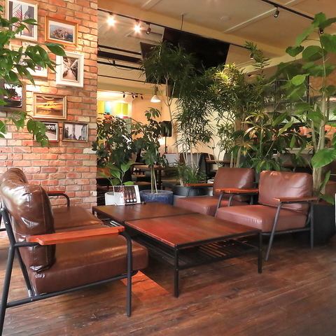 A bar counter with a wide selection of wines and table seats where you can enjoy the night view