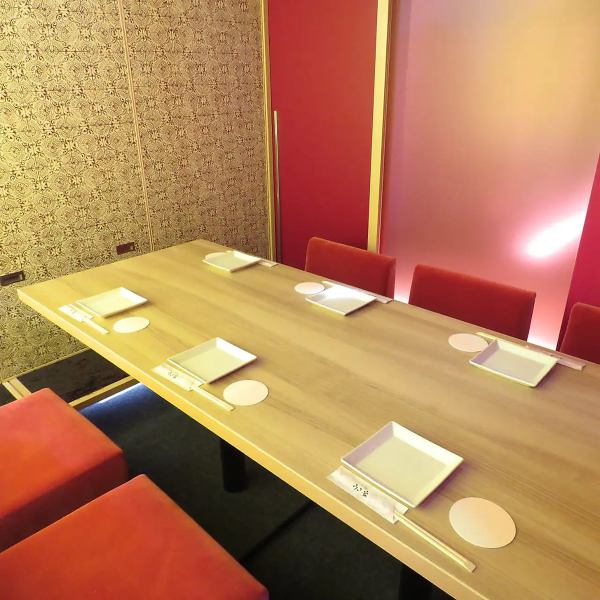 We offer comfortable private rooms where you can sit comfortably and enjoy your banquet in a relaxed environment.Enjoy a fulfilling time in a modern Japanese space illuminated by warm lighting.