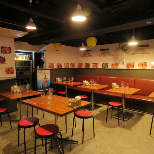 茅場町駅(11番出入口)から徒歩1分のビルに店を構える当店。地下1Fの空間で、ワイワイ盛り上がりながら楽しいひとときをお過ごしいただけます♪15～35名様までの貸切もご相談可能◎飲み放題付きのコースも各種ご用意しておりますので、是非ご活用ください！