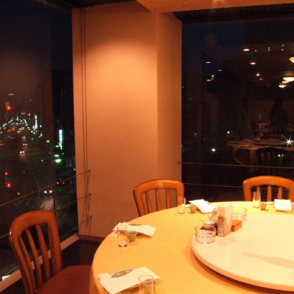 The seats where you can enjoy the night view of Kobe are very popular! The atmosphere is outstanding ♪