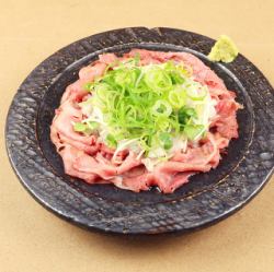 烤牛肉薄片配蘿蔔絲和醬油