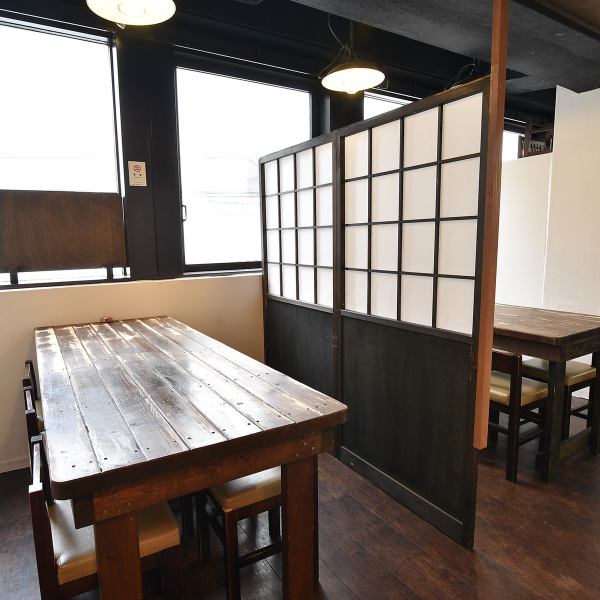 窓際の半個室のお席もおすすめ