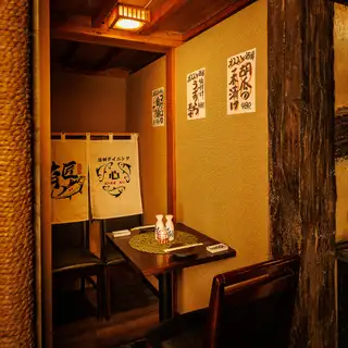 少人数様向けテーブル席!お仕事帰りの一杯や、デートなどにも気軽に使えるお席です!人数様に合わせてレイアウト変更可能です◎当日予約・お席のみのご予約も大歓迎ですのでお気軽にご来店ください!席のみ予約にもお得なクーポンを多数ご用意しております!ぜひご利用ください★