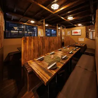 カジュアルな接待やお仲間内でしっぽりと宴会・お食事・お酒が楽しめるテーブル席でどうぞ!2名様の少人数から団体様までのお席を多数ご用意しております!お席を繋げれば団体様でもテーブル席でご利用いただけます!会社の部署宴会や打ち上げなどにも最適な空間です!