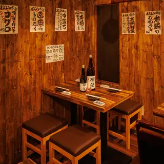 少人数様での飲み会に最適なテーブル席!優しく灯る間接照明が和モダンな雰囲気を演出してくれます!飲み会や女子会、合コンにもおすすめですのでぜひご利用ください!団体様向けのお席もご用意しております!貸切・ご予算・ご人数のご相談もお気軽にお問い合わせください!当日のご予約もOK♪