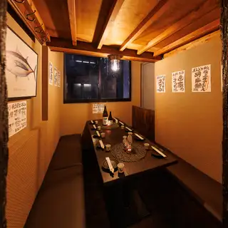 グループでの飲み会や宴会におすすめのテーブル席!仲間内での飲み会や宴会に最適なテーブル席!お仕事帰りに会社の同僚とサクッと飲みたい時、女子会などにも気軽に使えるお席です!ゆったりとした空間で当店自慢の料理と美味しいお酒をお楽しみください!お席のご相談やご希望などもお気軽にお問い合わせください!