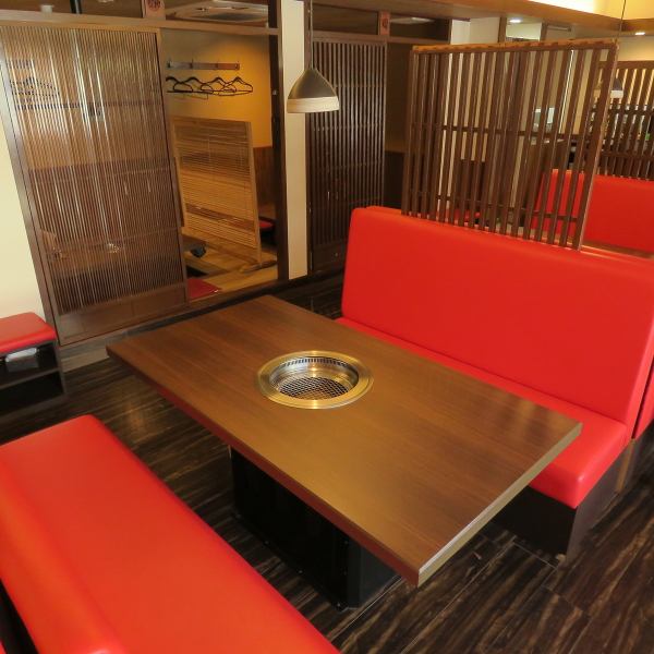 【総席数55席!宴会座敷完備】落ち着いた座敷は大人数でのご宴会・団体様でのお食事も対応可能★広々とした空間で足を伸ばしてゆったりとお過ごし頂けます。歓送迎会・打ち上げ・忘新年会・暑気払いといった季節イベントにも◎周囲との距離感が確保されているのが魅力です◎宴会向けコースもご用意してお待ちしております。