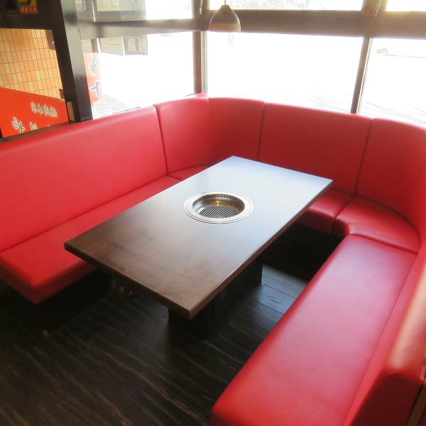 【心地よく過ごせる焼肉専門店】落ち着いた雰囲気で焼肉を楽しめるお店です◎気配り・目配り上手なスタッフによる丁寧なサービスで、初めてご来店のお客様・女性グループ・お子様連れのご家族やママ会でも安心して食事を楽しめる環境をご提供します★お肉への熱意とこだわりが詰まった空間で憩いの時間をお過ごしください!