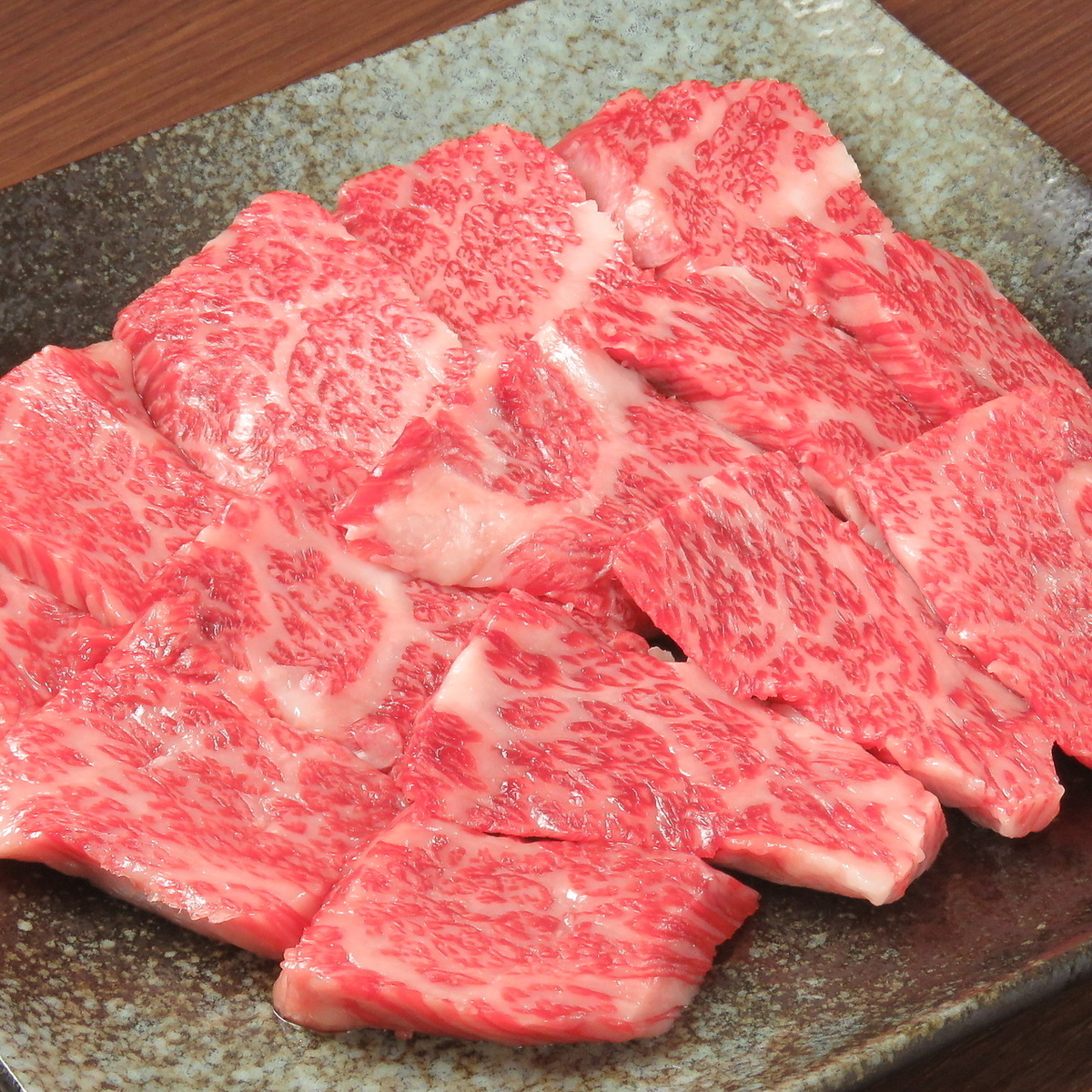 一枚一枚丁寧にカットされた上質な部位を各種堪能できます◎
