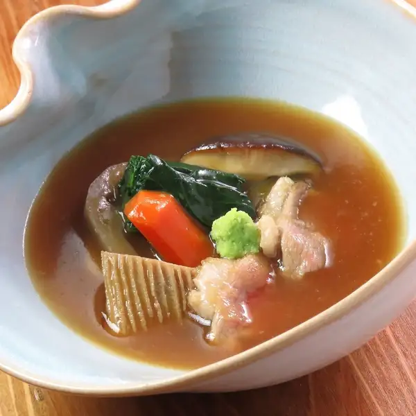 治部煮で楽しむ、鶏肉や鴨肉と野菜に染みる石川の伝統、とろみ出汁の味わい