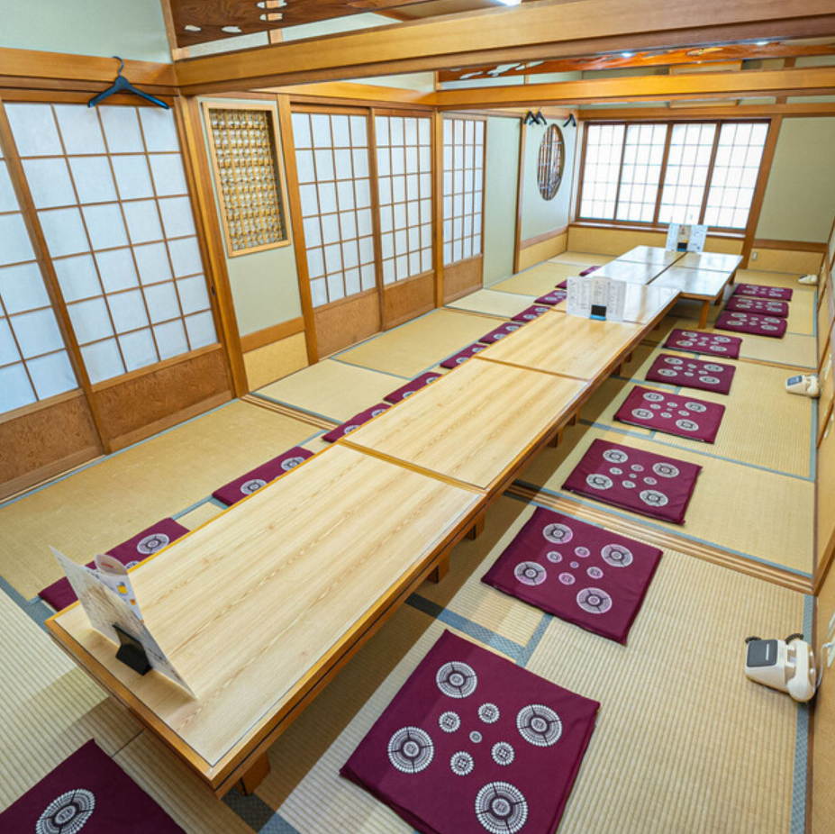 落ち着いた店内で広々とお過ごしいただけます