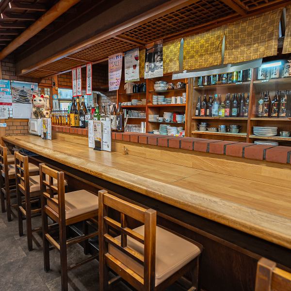 【お1人様から大歓迎◎】当店1階のカウンター席は全5席。仕事終わりのサク飲み利用から飲み足りないときのシメの一杯でも気軽に飲める空間です。店主との会話も楽しみながら自慢のお食事をお楽しみください。