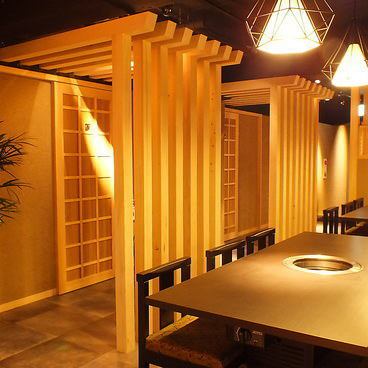 .【데이트나 생일·기념일에 딱 맞는 일본식 공간】 차분한 색감의 공간에 넓은 테이블은 특별한 데이트나 생일·기념일의 이용에도 인기.애니버서리 코스도 준비되어 있습니다.
