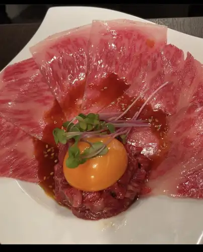 おすすめは大判炙りユッケ