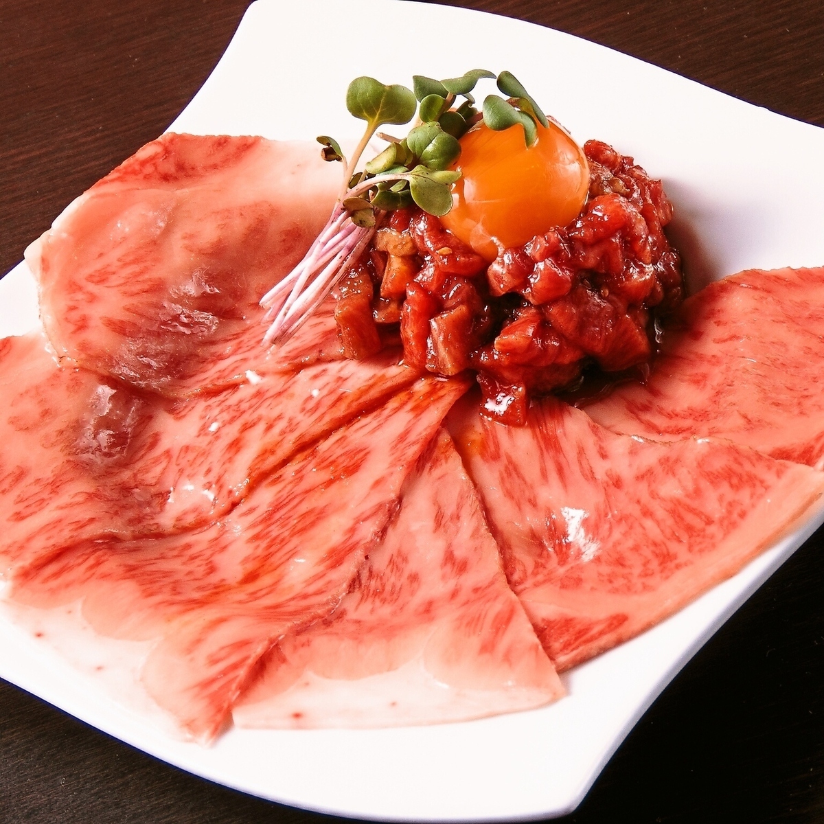 我们提供一系列精心挑选的肉类，包括国产 A5 级牛肉。