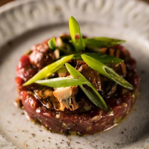 桜肉のタルタルと牡蠣の燻製