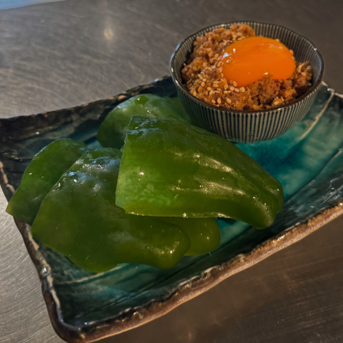 パリパリピーマンの肉味噌添え