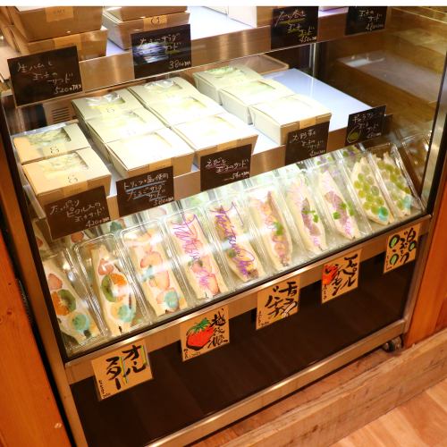 日替わりのショーケースの中身をぜひご確認ください♪