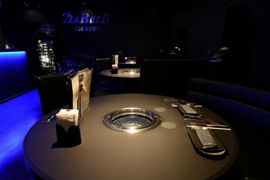 【◆デート利用に最適なカップルシート◆】プラネタリウム焼肉 72&BarB（セブンツー アンド バービー）は、お食事やサービスだけではなく、感動もご提供する新しいコンセプトの焼肉コースレストランです。夜空をイメージしたロマンチックな店内で、未知のコンセプトをぜひご体験ください。プロポーズなど大切な時に是非。