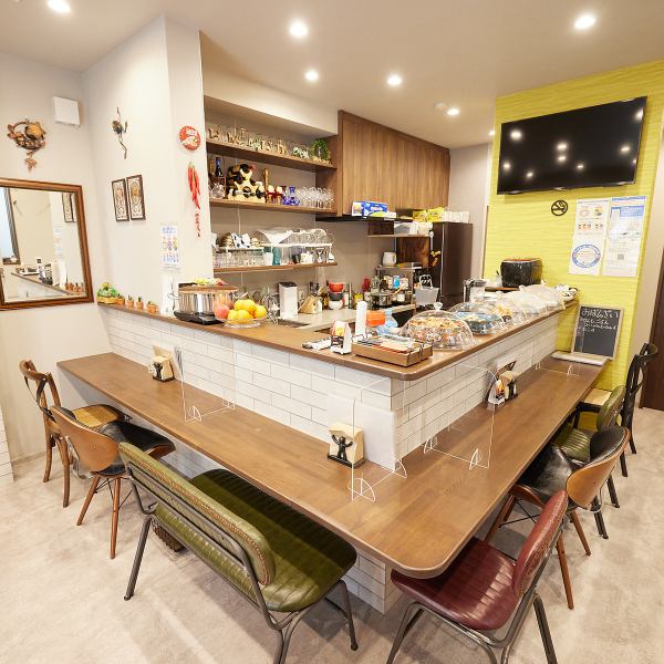 Counter seats are available.It is recommended not only for single use but also for small groups such as couples ♪ The bright wood-based interior creates a stylish and calm space.