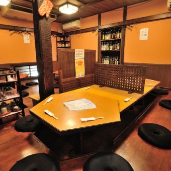 ゆったり足を伸ばせる1階の掘りごたつテーブル席は、6名掛けを4卓ご用意!なつかしい木目のあたたかい雰囲気は、小さなお子様連れのご家族や、気の置けないご友人との飲み会、女子会に最適です◎誕生日や記念日などの特別な日も、周囲を気にせずワイワイ賑やかに、自慢の四季折々のおばんざいをご堪能いただけます♪