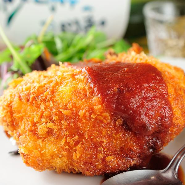 サクッと割れば磯の香りがふわっ！贅沢な鮑と濃厚クリームがとろける、注文必須の大人気　【和風コロッケ】