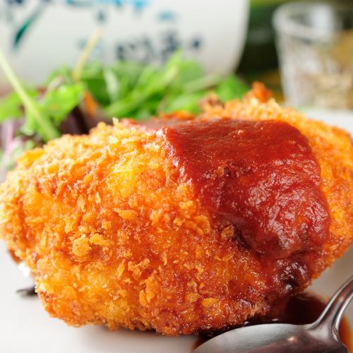 サクッと割れば磯の香りがふわっ!贅沢な鮑と濃厚クリームがとろける、注文必須の大人気 【和風コロッケ】