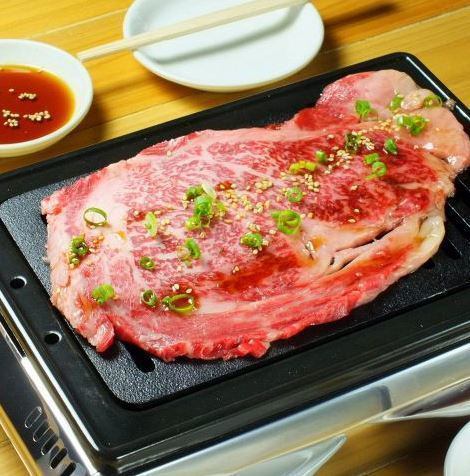 美味しいお肉に、美味しいお酒、ゆったりおくつろぎください。
