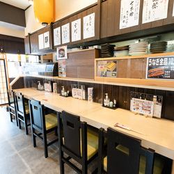 Counter seats are also popular during lunchtime♪