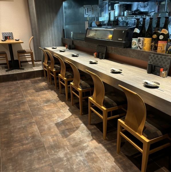 お一人様でもお気軽にご利用頂けますカウンター席完備しております！！お一人様からでも大歓迎ですので会社帰りなどの一杯に是非鷹仁をご利用ください♪[三島/学生/記念日/居酒屋/宴会/飲み放題/酒/焼き鳥/刺身/会社宴会/二次会/誕生日/サク飲み]