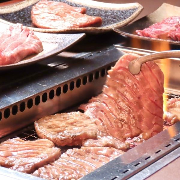 When you think of Sendai, you think of beef tongue! All-you-can-eat beef tongue course! The photos show Sendai beef tongue with salt, miso, thick-sliced tongue, and thick-sliced Sendai beef tongue.