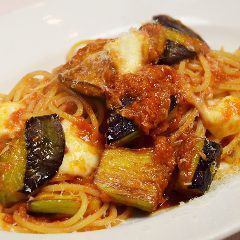 Spaghetti with eggplant and mozzarella tomato sauce