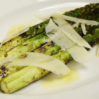 Char-grilled green asparagus with parmesan cheese