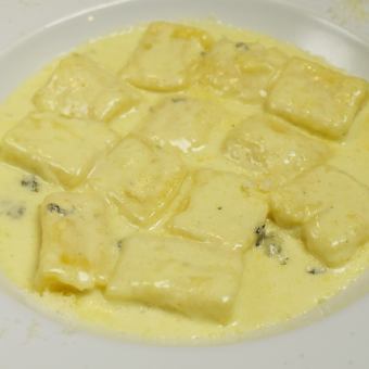 Gnocchi with 4 kinds of cheese cream sauce