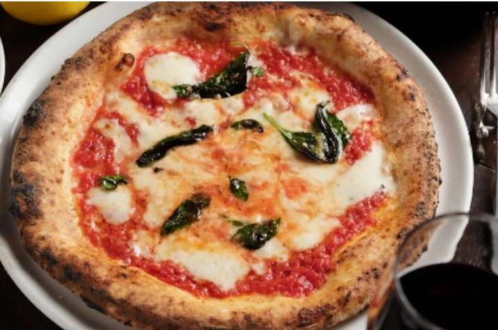 本場イタリアの薪窯で焼き上げる！極上ナポリピッツァ