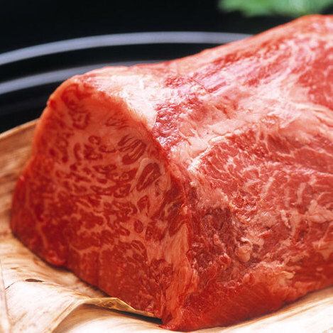 手工切割的日本黑牛肉搭配店内新鲜蒸制的米饭……