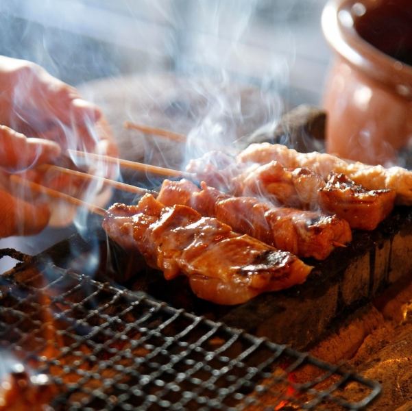 当店三大名物★炭火香る絶品『焼き鳥』、秘伝のタレで仕上げた『王様つくね』、ふわとろ『だし巻き玉子』♪