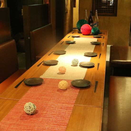 店内は仕切りで半個室風。お座敷は最大30名様可能です。