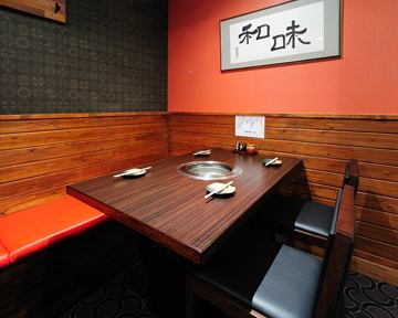 4名様掛けのテーブル席や、のんびりくつろぎの掘りごたつ有